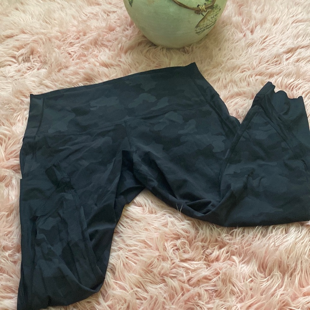 Lululemon Wunder under scalloped cropped leggings Size 14 Black camouflage